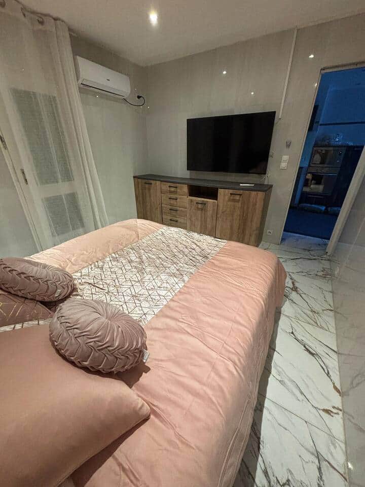 chambre avec grande tv et rangement