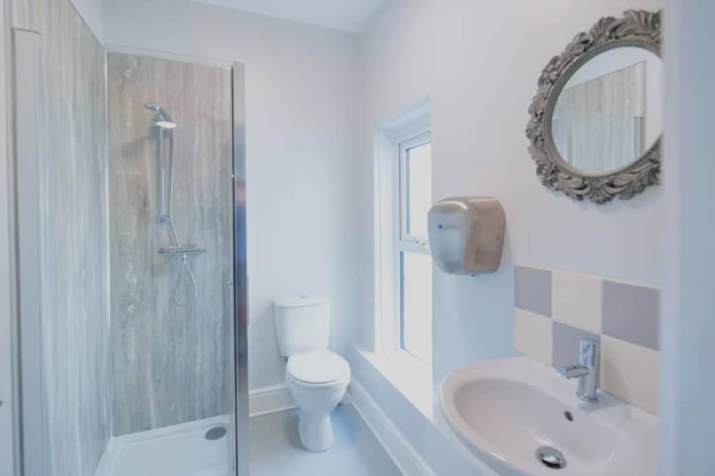 Judges Room on-suite bathroom Judges Room on-suite bathroom