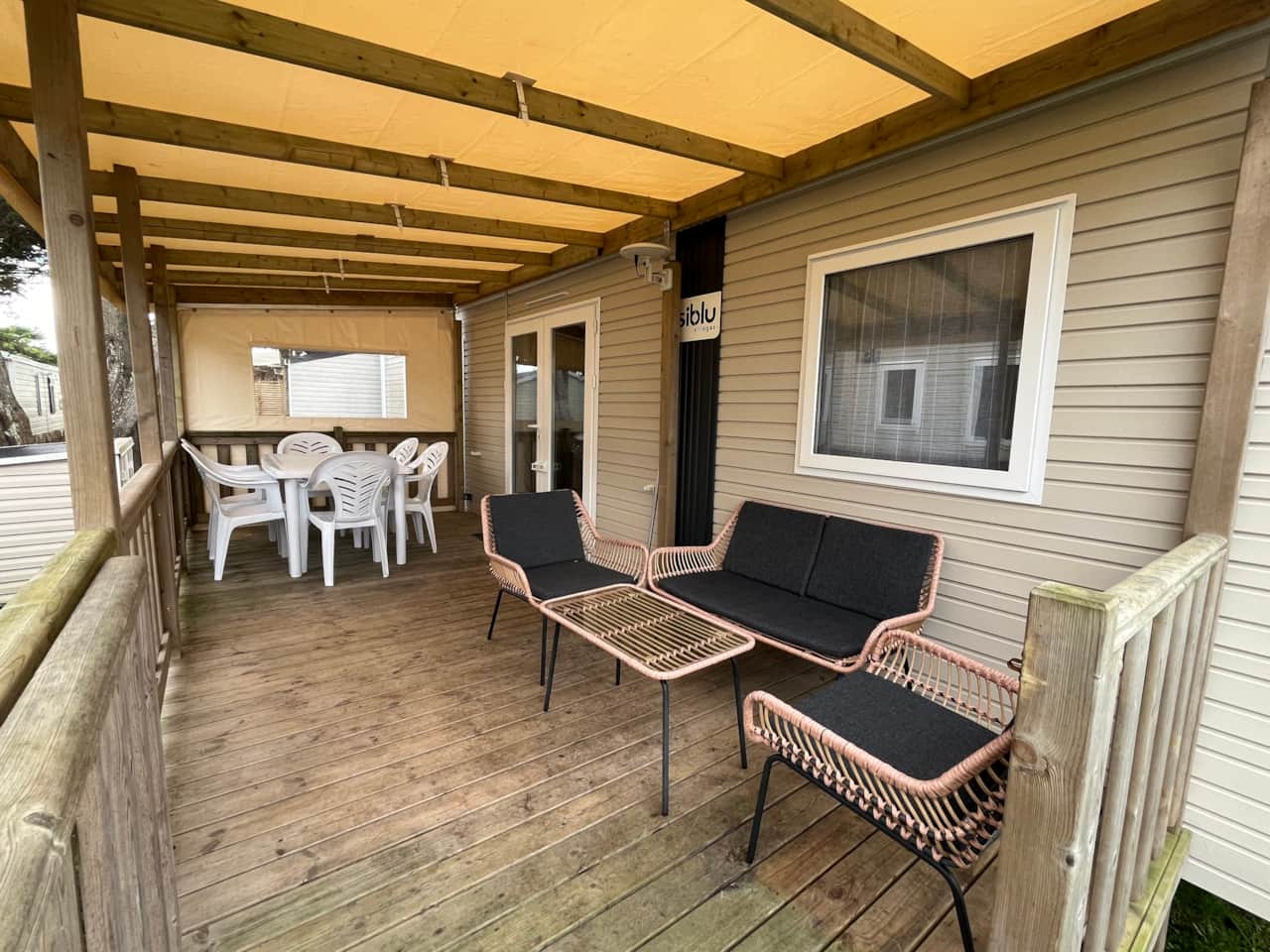Grande terrasse couverte et sécurisée avec portillon