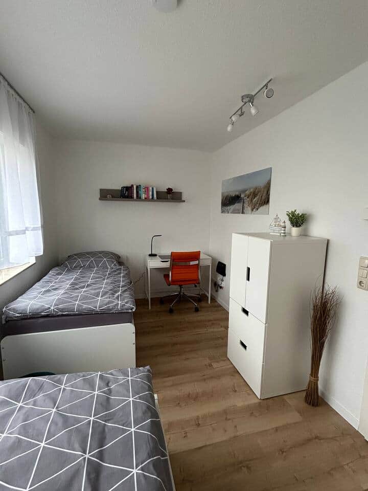 Schlafzimmer 2 mit 2 Einzelbetten und Schreibtisch