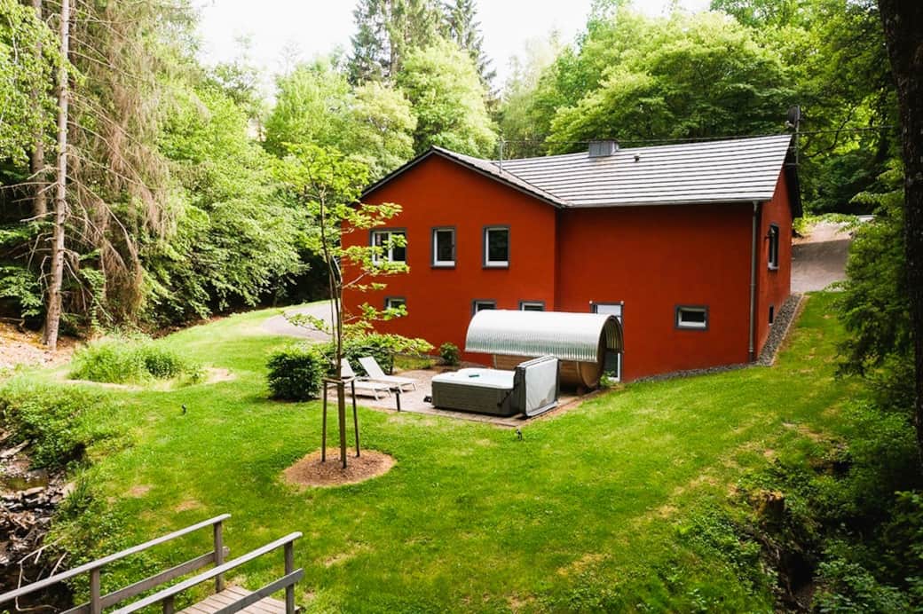 Blick vom Wald auf den Wellnessbereich