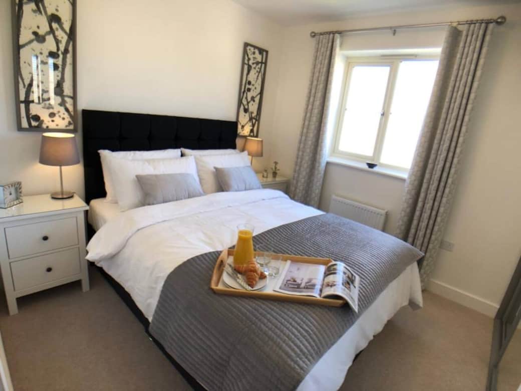 Elegant master bedroom with new kingsize bed, large fitted wardrobes, laptop sized safe and hair dryer. Elegant master bedroom with new kingsize bed, large fitted wardrobes, laptop sized safe and hair dryer.