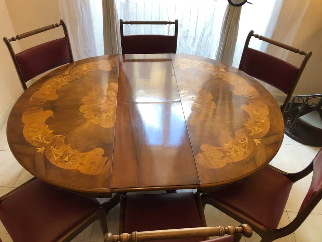 Il grande raffinato tavolo da pranzo in stile "Olandese" può accogliere fino a sei persone! Il grande raffinato tavolo da pranzo in stile "Olandese" può accogliere fino a sei persone!