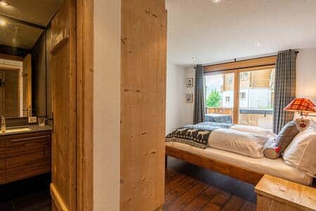 Bedroom with en-suite bathroom nr. 3 and direct access onto the patio.