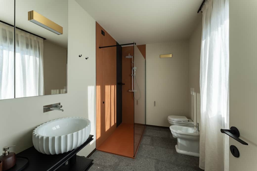 Bagno con doccia extra large ,sanitari in stile pavimento in marmo