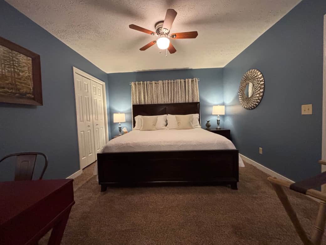 Bedroom 1 - King bed