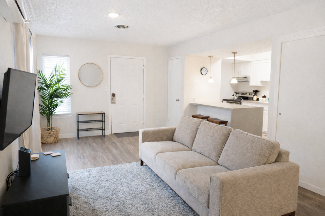 Stylish studio apartment in an unbeatable city location, perfect for work or play.