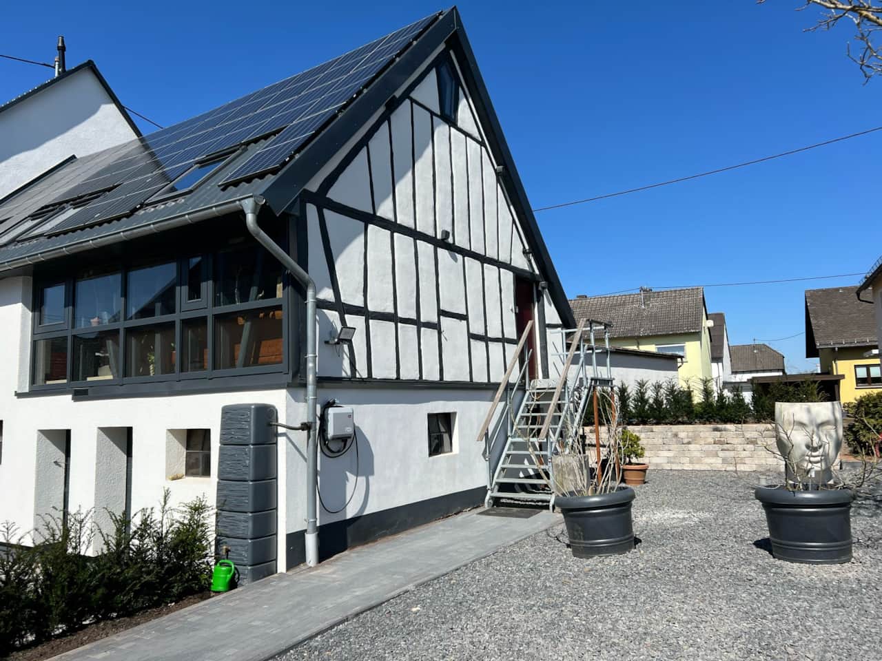 Het witte huis beuren zijkant oprit vernieuwd maart2025