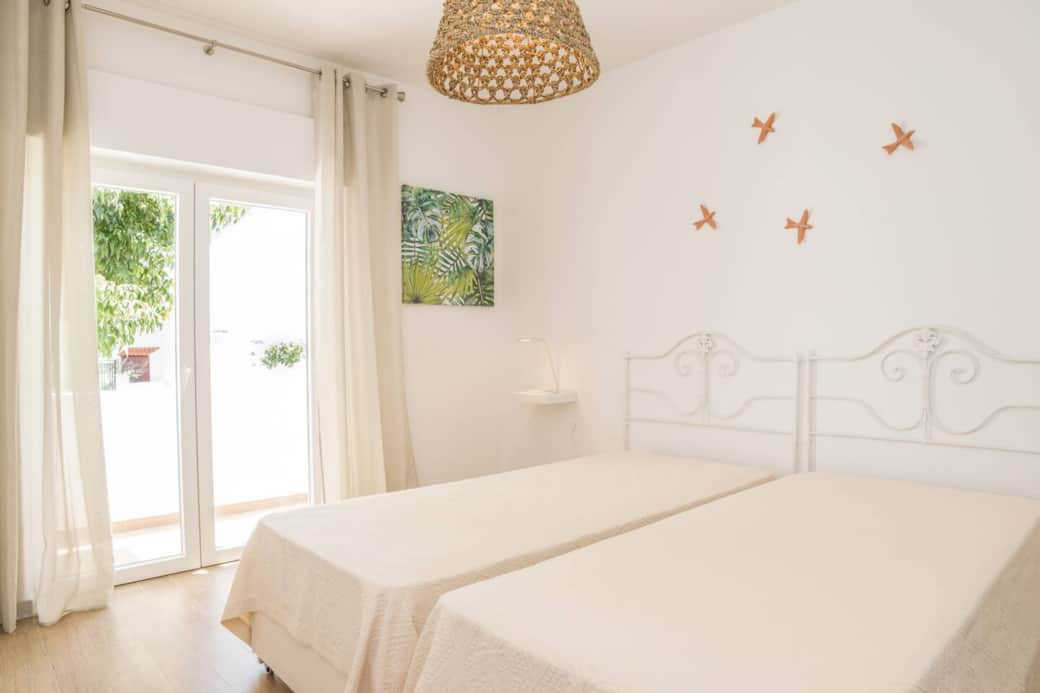 Este quarto de 4 camas, 2 delas de gaveta ver foto. Equipado com roupeiro, AC, estore elétrico, portas de vidros duplos e closet. A varanda é muito útil.  As camas feitas com lençóis e almofadas de algodão assim como toalhas de banho disponíveis.  