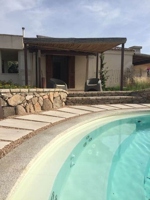 Idromassaggio con seduta su un bordo della piscina Idromassaggio con seduta su un bordo della piscina