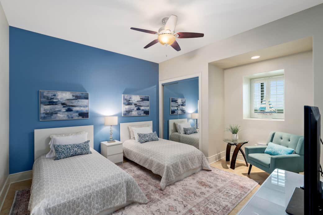 2nd bedroom - Two twin beds