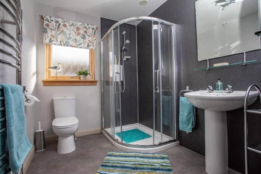 Dedicated King Sized bedroom bathroom