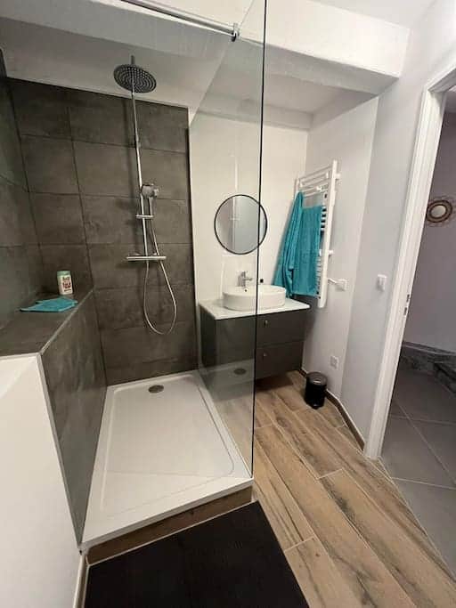Salle de douche nº2 et toilettes Salle de douche nº2 et toilettes