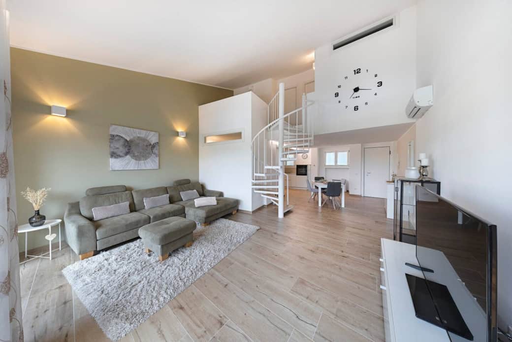 Sala e zona pranzo con condizionatori e smart TV