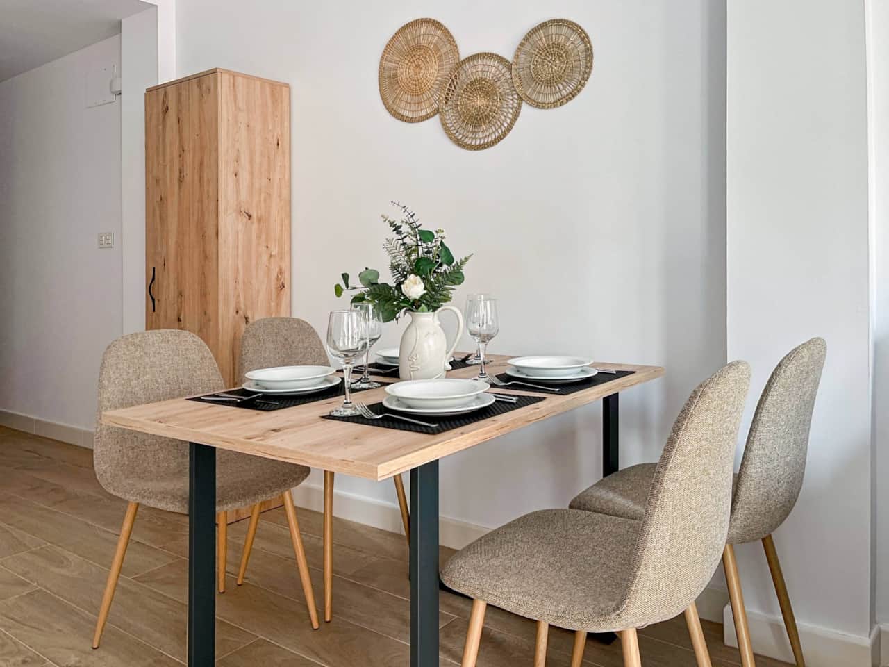 El salón dispone de mesa y sillas de comedor para que puedas comer en casa si te apetece.