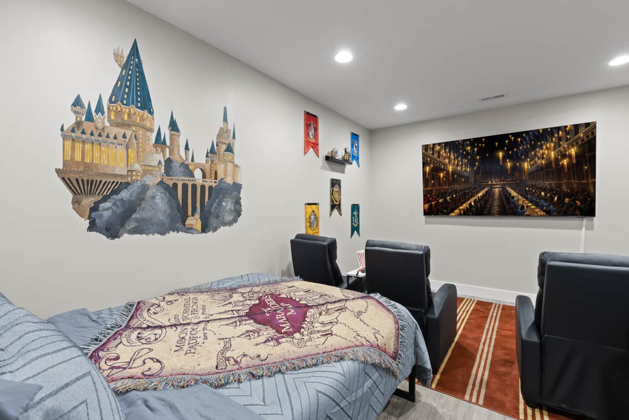 🏡The Owl’s Hollow🏡 Hary Potter Themed Bedroom w Queen, 2 Twins, and Movie Theater