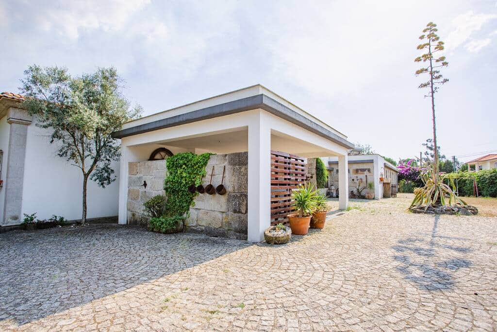 Zona de estacionamento e zona de Churrasco