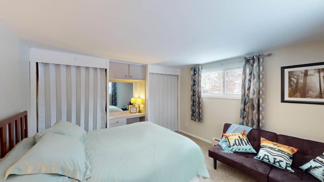 Bedroom 1- Queen Bed Bedroom 1- Queen Bed