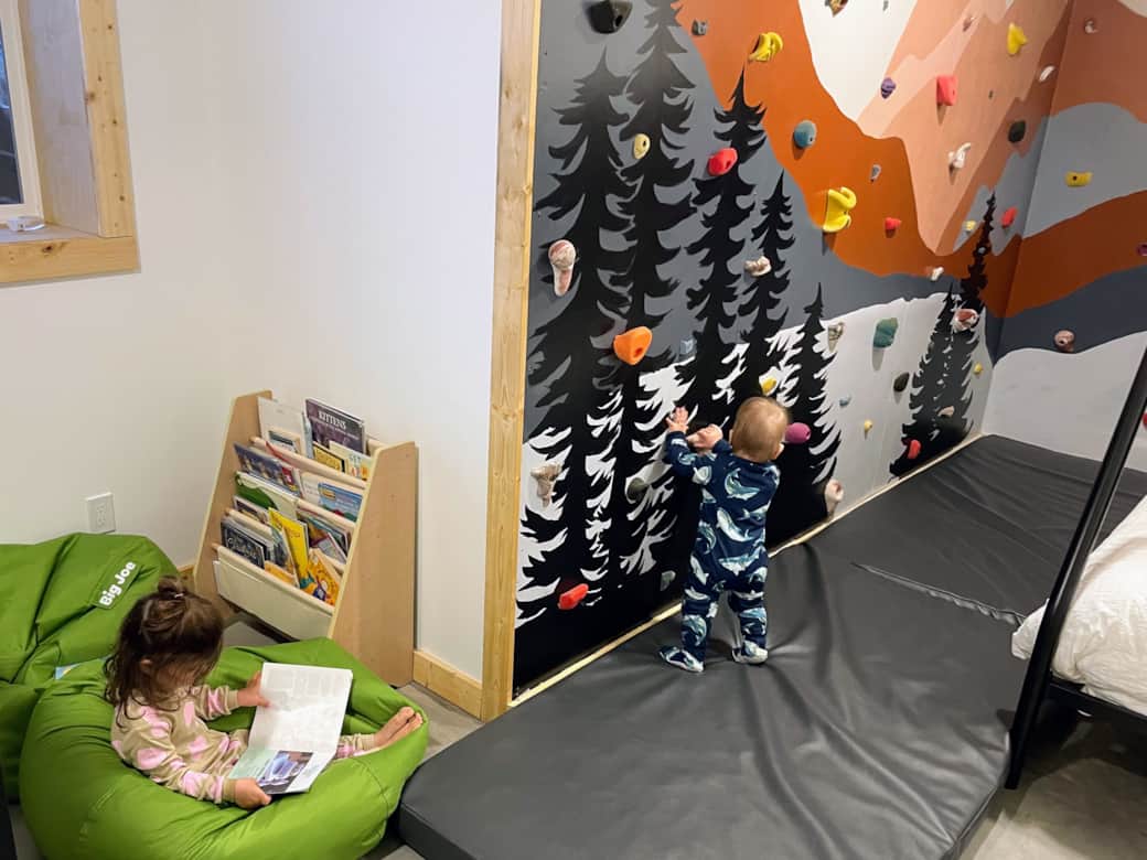 'Cousins' room with climbing wall, bean bag chairs, kids books, 3x double beds, 1x twin bed 'Cousins' room with climbing wall, bean bag chairs, kids books, 3x double beds, 1x twin bed