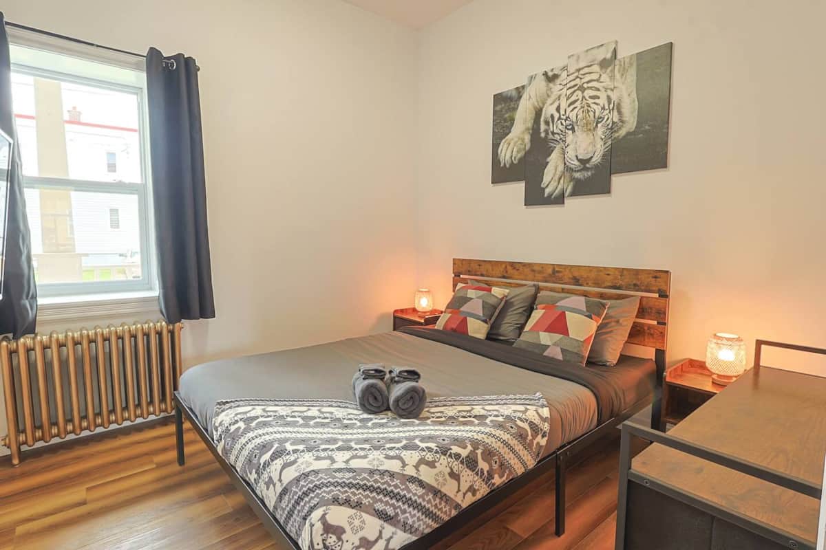 Troisième grande chambre avec lit queen