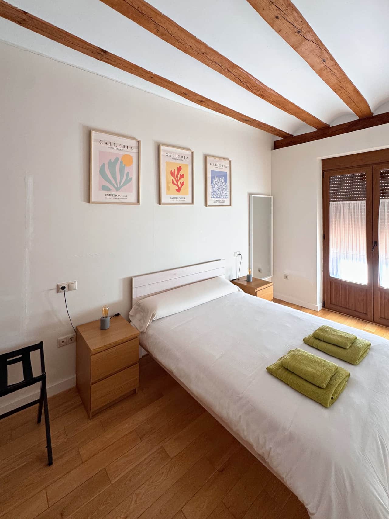 Dormitorio con balcón