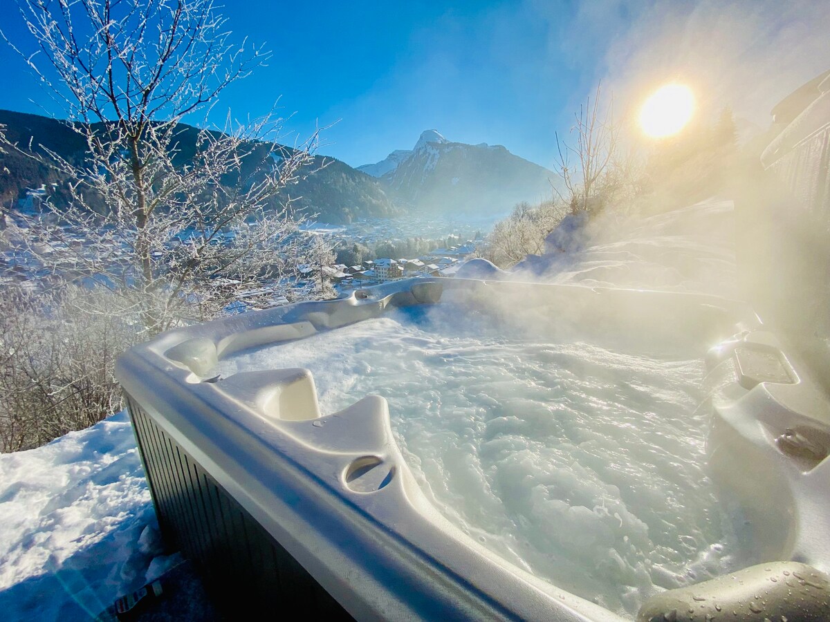 Jacuzzi fumant au soleil, un matin d'hiver