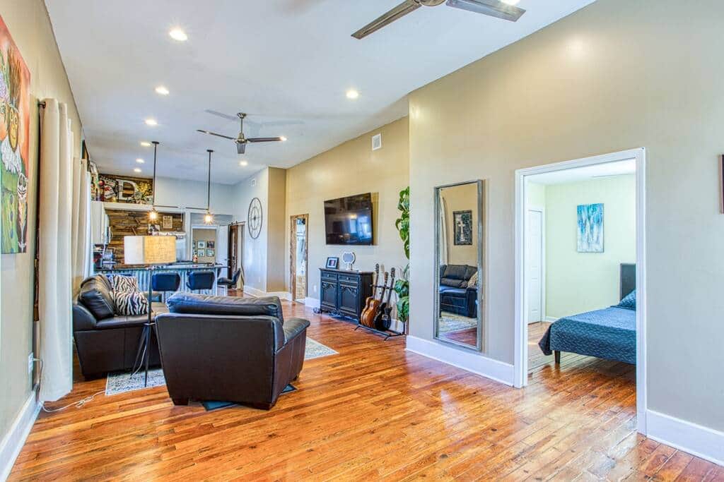 Open Floor Plan, 75 inch TV, 12 Foot Ceilings 75 Inch TV Modern Amenities Hardwood Floors Open Floor Plan, 75 inch TV, 12 Foot Ceilings 75 Inch TV Modern Amenities Hardwood Floors
