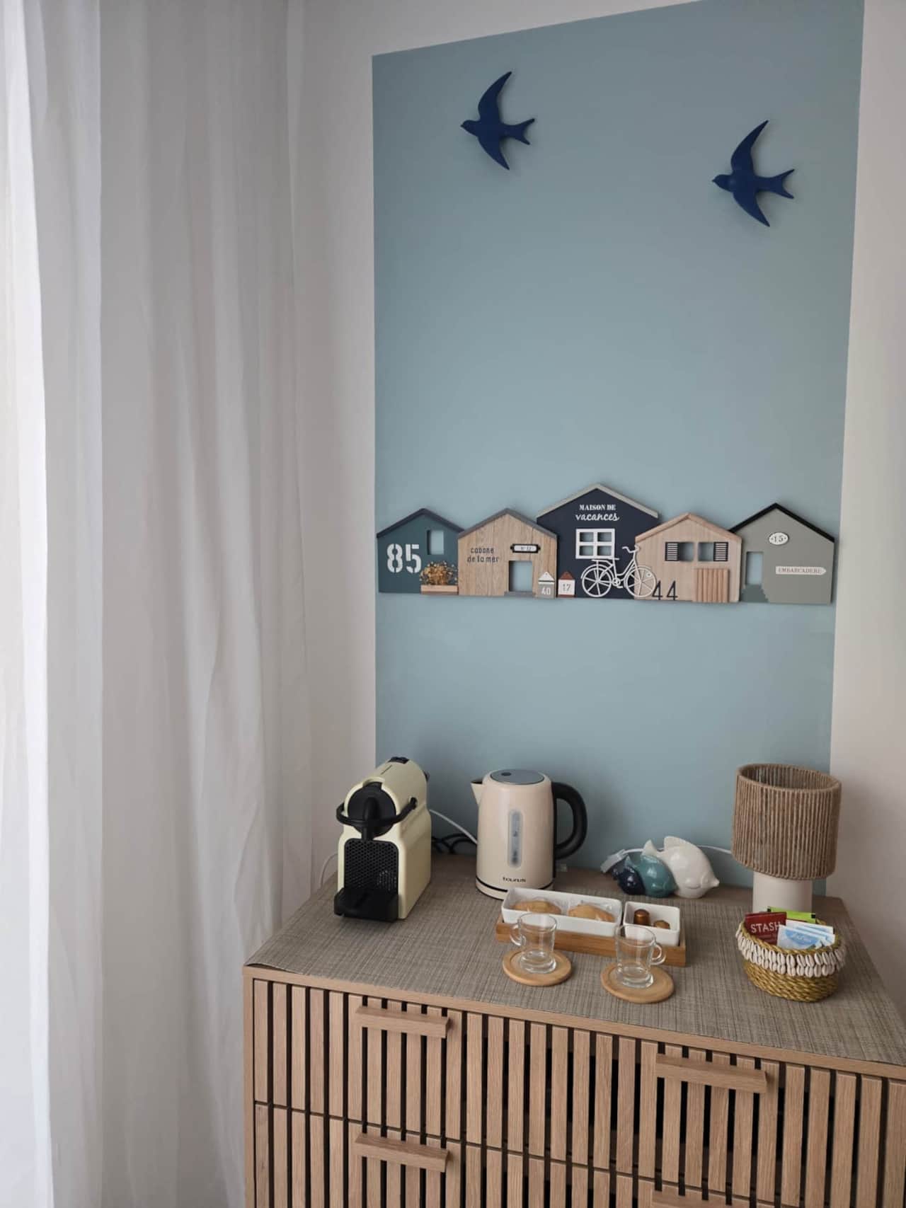 Cafetière Nespresso et bouilloire du "Studio Bleu"