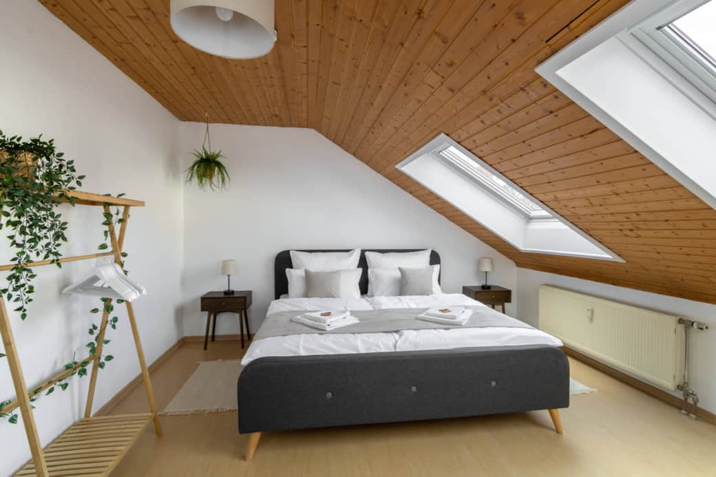 Helles Schlafzimmer mit Dachschräge und ruhiger Lage