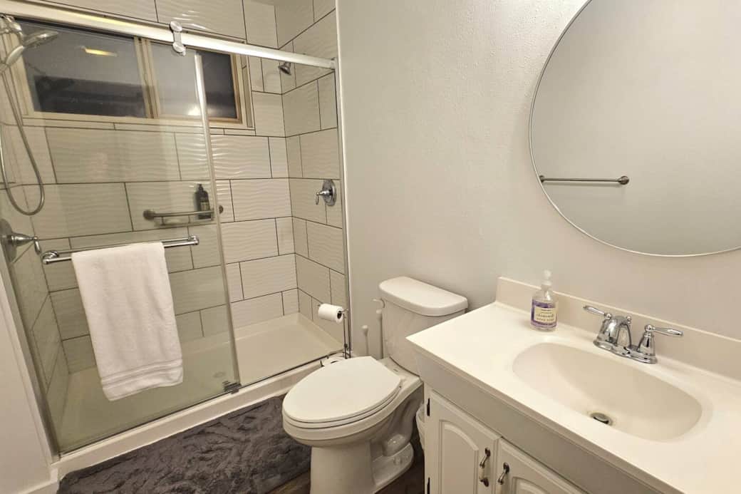 Full bath with dual showerheads