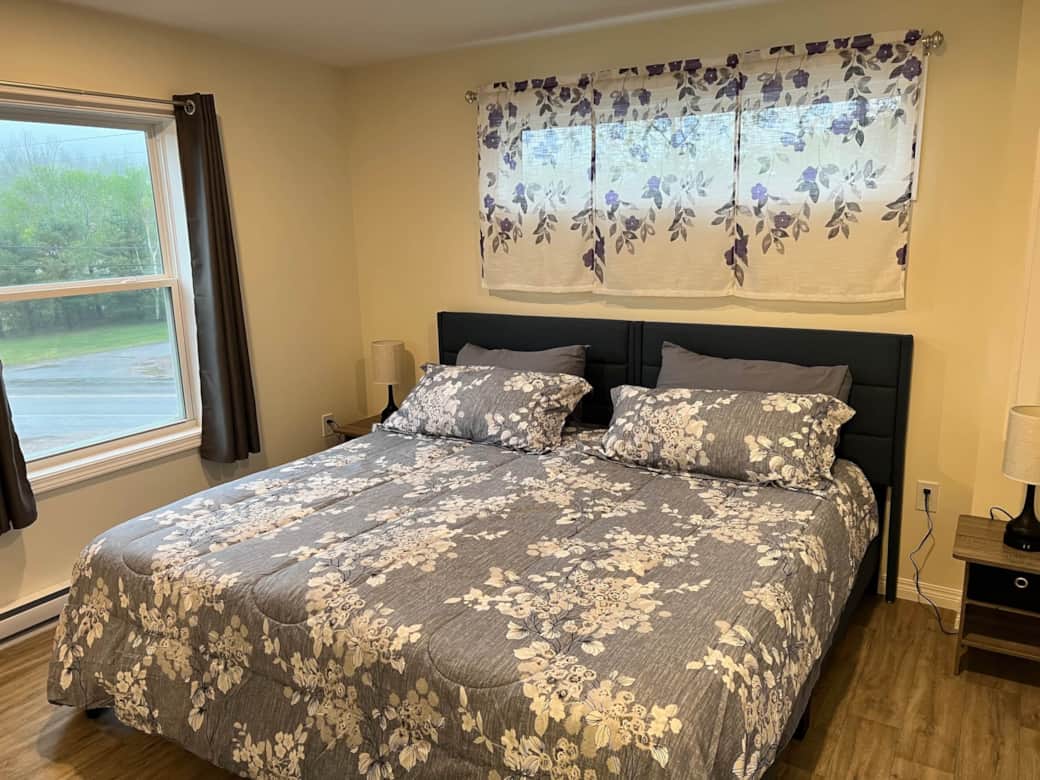 Master Bedroom - King Configuration (standard) Master Bedroom - King Configuration (standard)