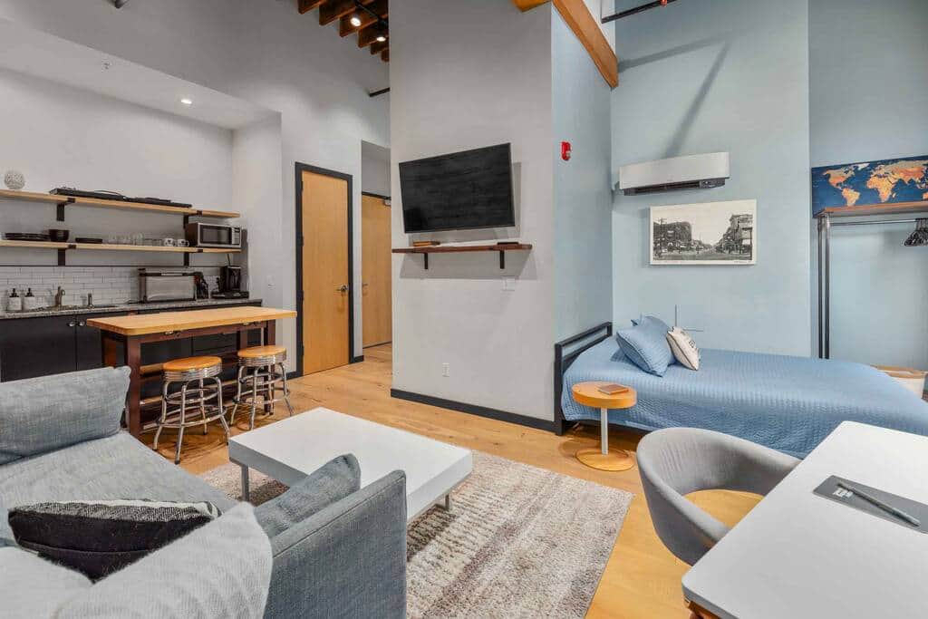 XCHNG Studio. Tiny Apartment in Heart of Downtown Apartment in Effingham