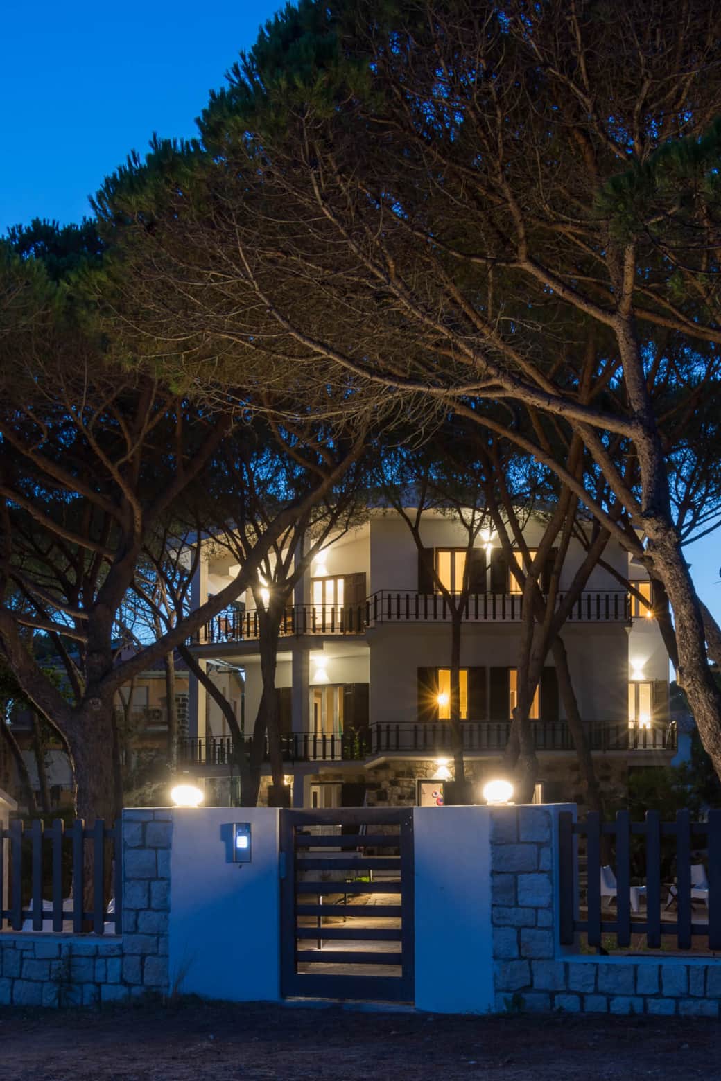 Vista della casa dalla spiaggia di notte