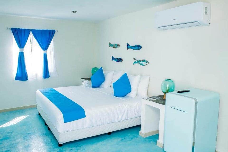 Quintana Roo Bed, Refrigerator, Frosted Window