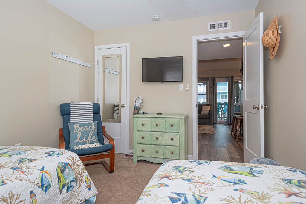 TV in Twin bedroom and ceiling fan with lighy