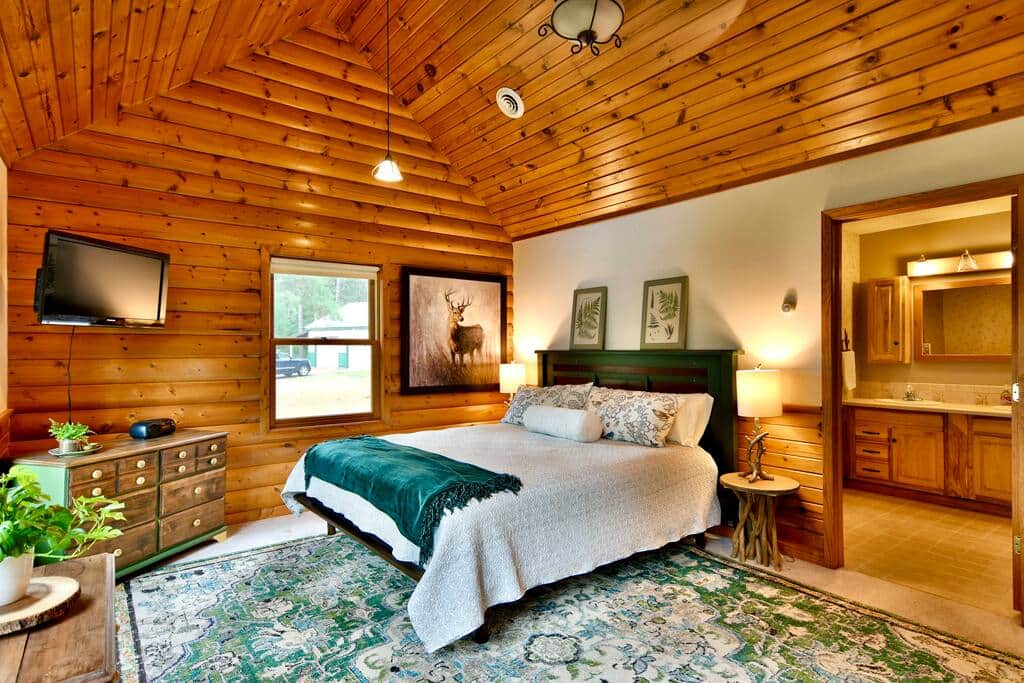 The Thicket, the large room with en suite bathroom on the main floor