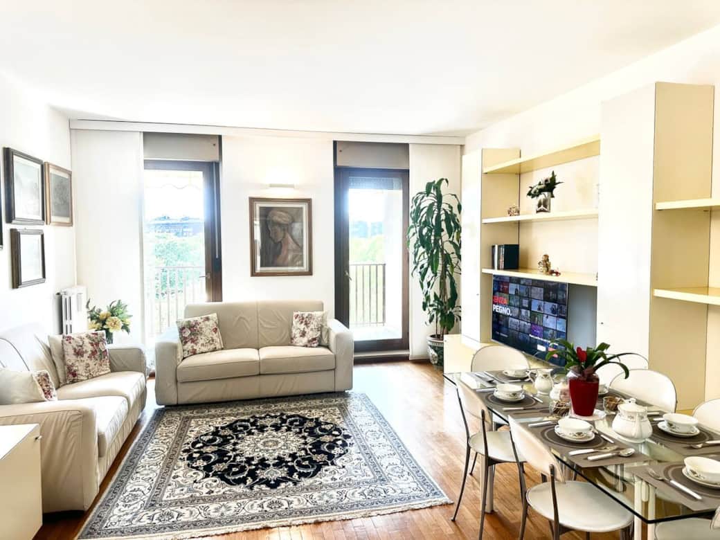 Il cuore della casa è l'ampio salone con comodi divani (divano letto su richiesta), tavolo e un terrazzo con vista sul parco, perfetto per colazioni e aperitivi. Goditi la Smart TV, il climatizzatore e le tapparelle oscuranti per il tuo comfort.