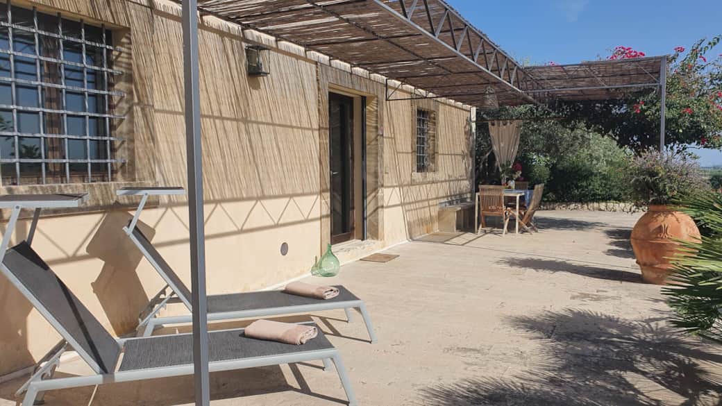 Sedie a sdraio davanti alla casa