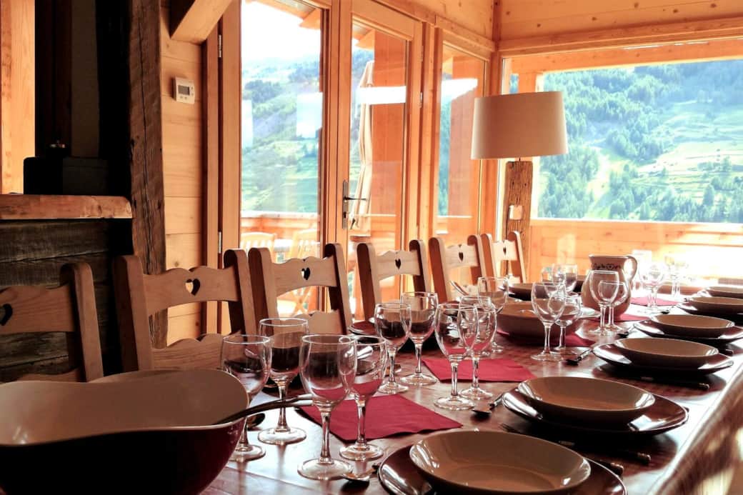 La table dans la salle à manger, qui permet d'accueillir confortablement 12 personnes. La table dans la salle à manger, qui permet d'accueillir confortablement 12 personnes.