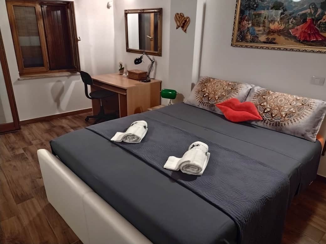 Suite matrimoniale, secondo piano, vista sulla proprietà, climatizzatore, SmartTV Sat, balcone