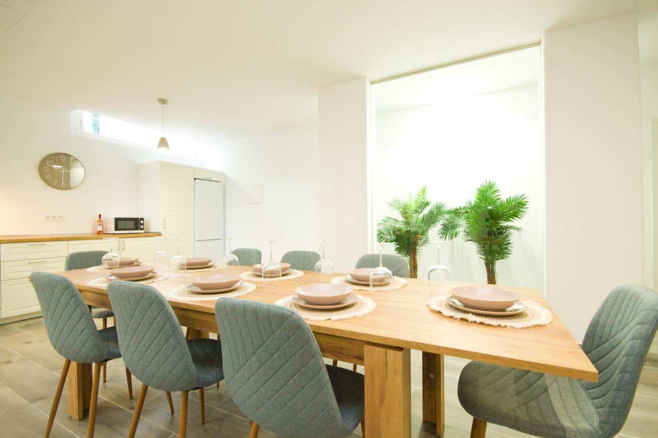 Spacieux salon-salle à manger à la décoration moderne à la Casa Vica, location de vacances 