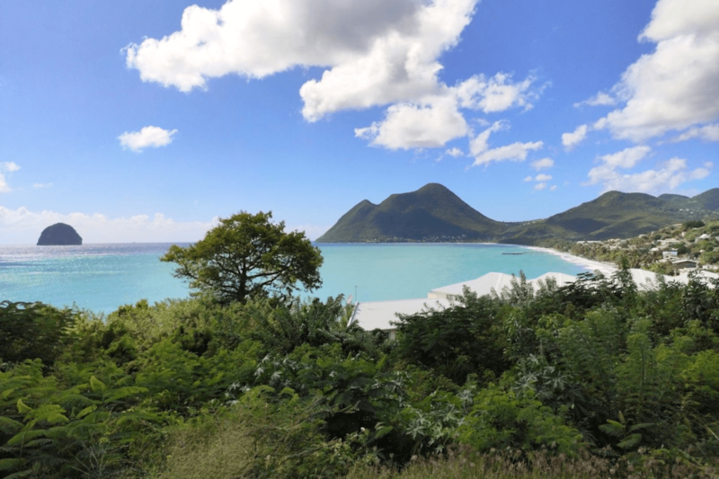 Sentier de randonnée du Morne Larcher avec vue sur la mer