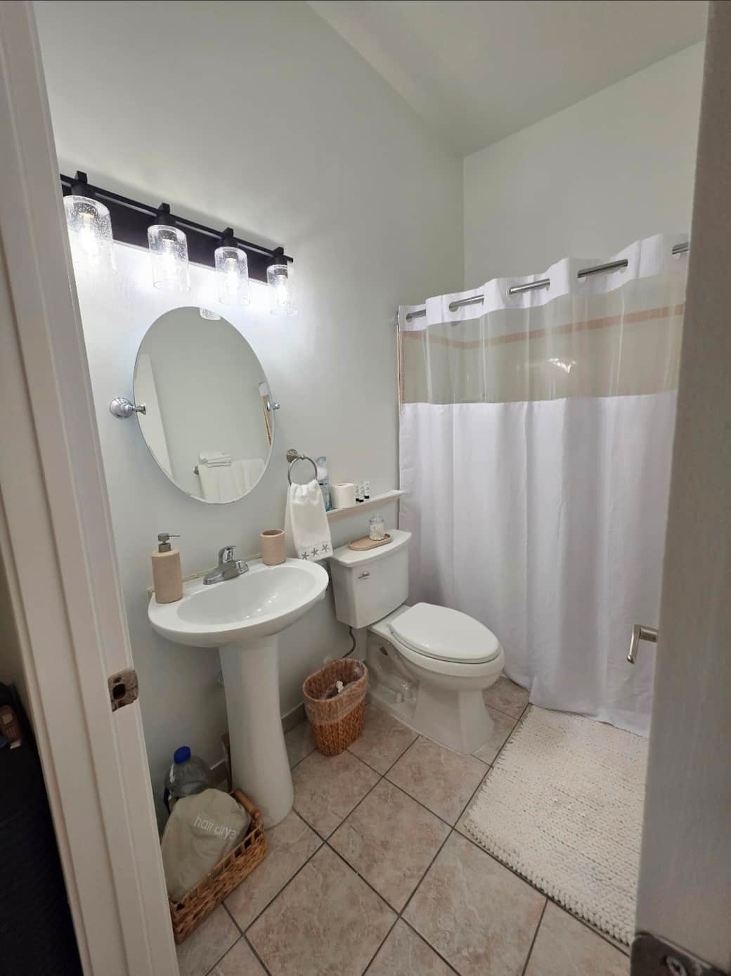 Master bathroom with tub & shower Master bathroom with tub & shower