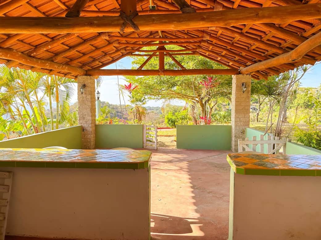 Terraza con palapa arriba de La Casa Redonda en Cerrito Encantado