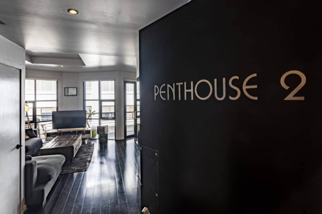 Spacious and well-furnished, a true oasis in the midst of the buzz of the city. 