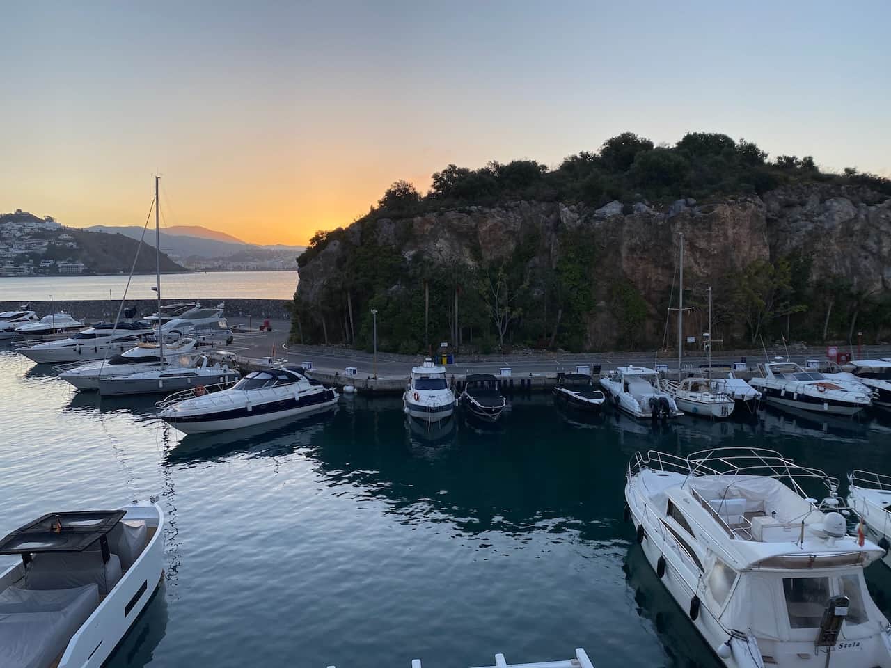 Marina del Este w La Herradura, widok na jachty, restauracje i półwysep Punta de la Mona.