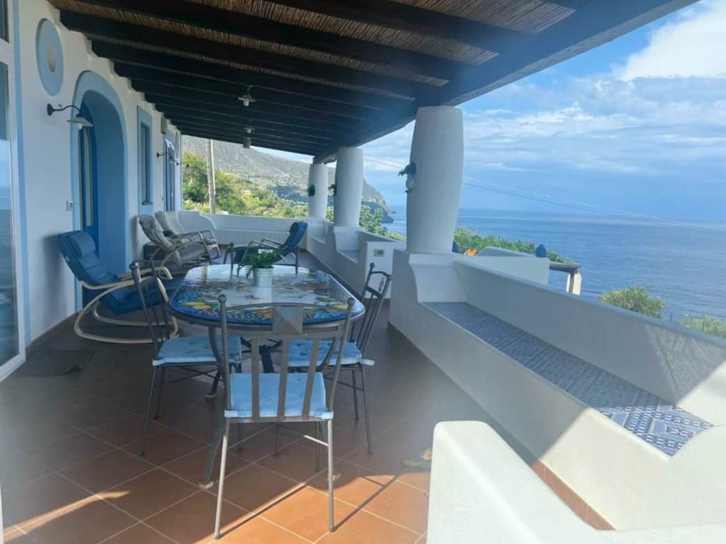 Casuzza dei Re, veranda panoramica vista mare per cene e relax all’aperto Casuzza dei Re, veranda panoramica vista mare per cene e relax all’aperto