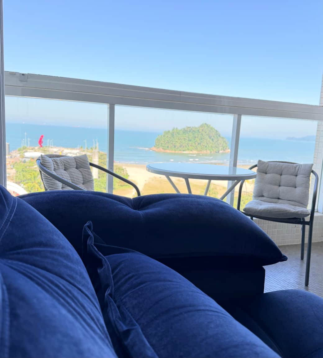 Sofá com vista panorâmica para o mar em apartamento para aluguel por temporada em Santos.