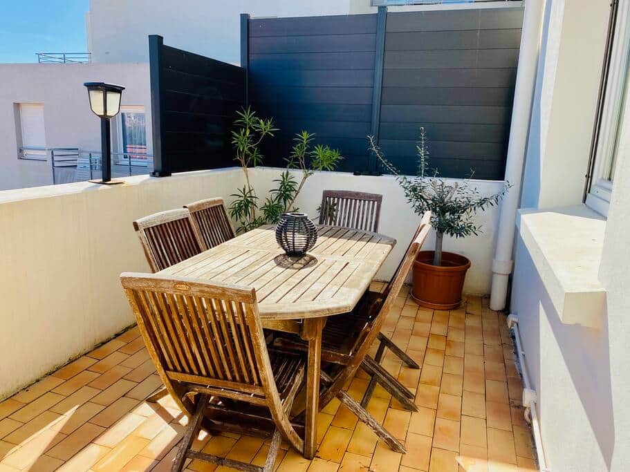 Terrasse avec table à manger