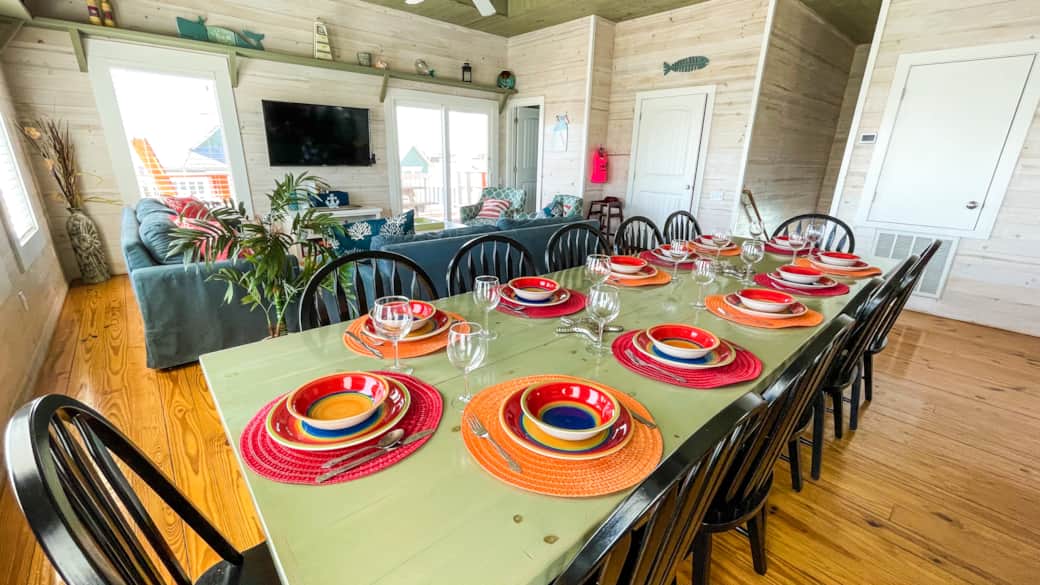 Seating for 17 with counter bar. Seating for 17 with counter bar.